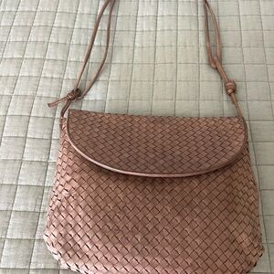 Elegant Bottega Veneta Woven Tan Shoulder Bag 14.5’x10’